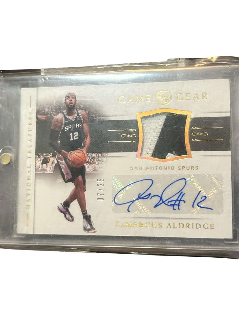 LAMARCUS ALDRIDGE National Treasures Game Gear Worn Patch Auto #7/25
